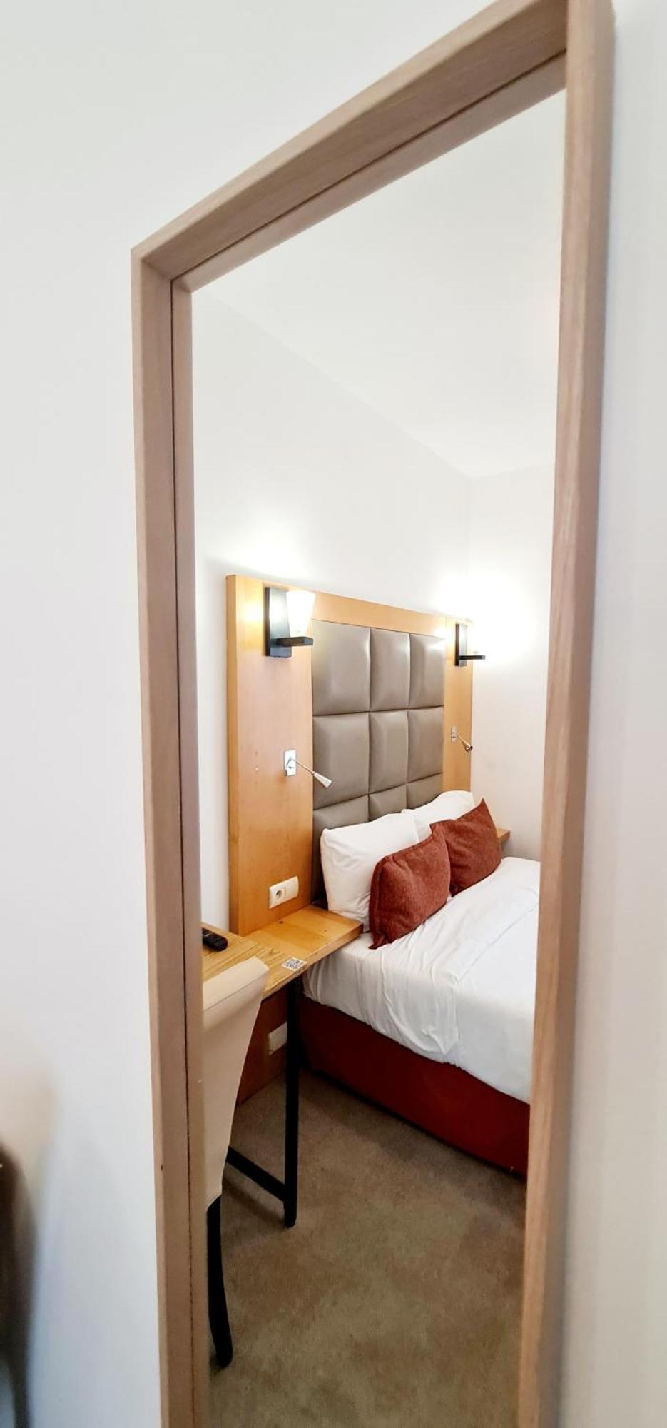 Hotel De France 18 Париж Экстерьер фото
