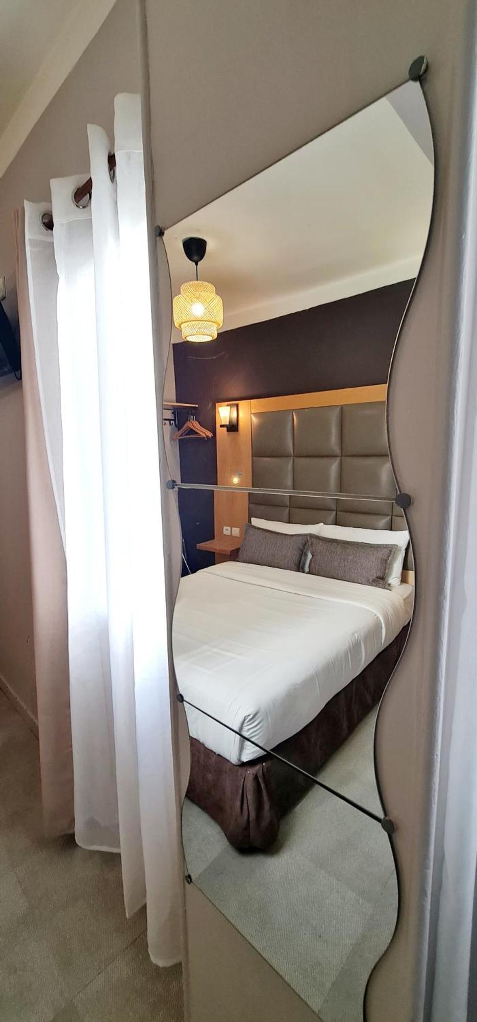Hotel De France 18 Париж Экстерьер фото